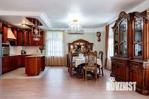 Дом 239м², 3-этажный, участок 14 сот.  