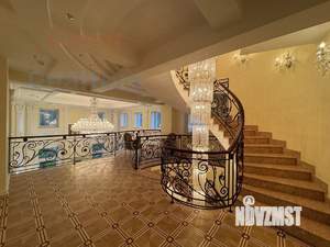 Дом 740м&sup2;, 3-этажный, участок 28 сот.  