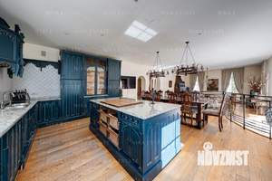 Коттедж 900м², 4-этажный, участок 30 сот.  