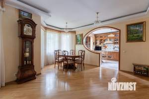 Коттедж 560м², 3-этажный, участок 30 сот.  