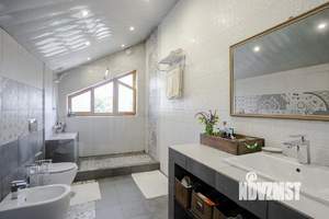 Дом 340м², 2-этажный, участок 15 сот.  