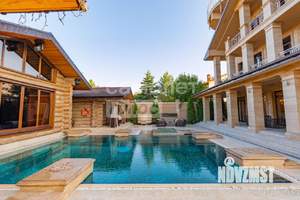 Дом 2000м², 3-этажный, участок 15 сот.  