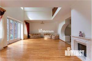 Коттедж 370м², 3-этажный, участок 12 сот.  