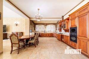 Дом 300м², 3-этажный, участок 10 сот.  