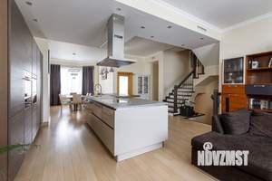 Таунхаус 440м², 3-этажный, участок 7 сот.  