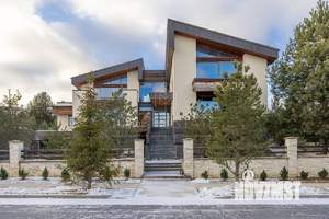 Дом 709м&sup2;, 3-этажный, участок 39 сот.  