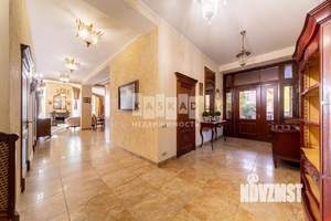 Дом 300м², 3-этажный, участок 10 сот.  