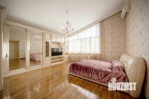 Дом 300м², 3-этажный, участок 10 сот.  