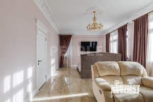 Дом 1600м², 3-этажный, участок 25 сот.  