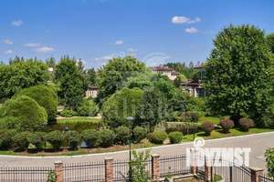 Дом 700м&sup2;, 4-этажный, участок 24 сот.  