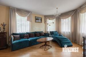 Коттедж 560м², 3-этажный, участок 30 сот.  