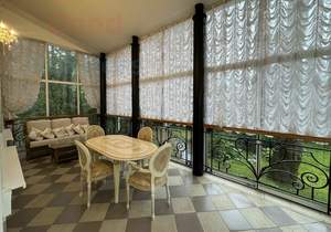 Дом 740м&sup2;, 3-этажный, участок 28 сот.  