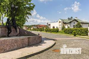 Дом 998м&sup2;, 3-этажный, участок 24 сот.  