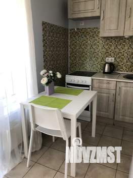 Студия квартира, посуточно, 35м2, 3/10 этаж