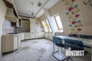 4-к квартира, вторичка, 140м2, 3/3 этаж